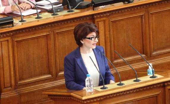 Десислава Атанасова: Изходът от ситуацията с машините е да се върне възможността за гласуване с хартиени бюлетини