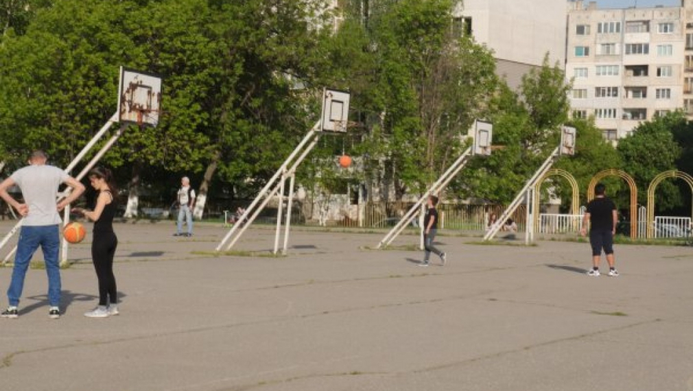 С маски и по физическо
