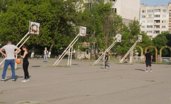 С маски и по физическо