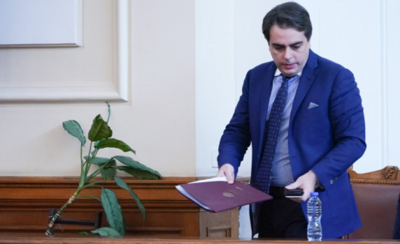 С обвинения, че кабинетът ще харчи бюджета като "от джипката", парламентът одобри актуализацията