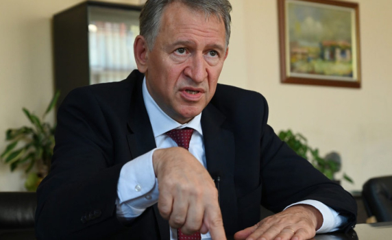Кацаров промени COVID правилата за влизане в България с нова заповед