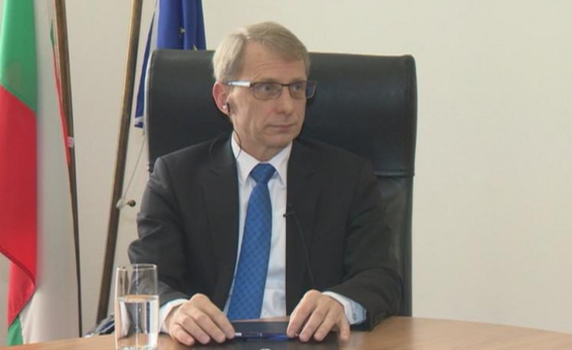Проф. Денков: Нагласата е да открием присъствено учебната година, ако не сме в тъмночервената зона