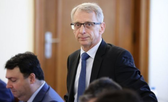 Как държавата направи ''всичко възможно'' за присъствена учебна година