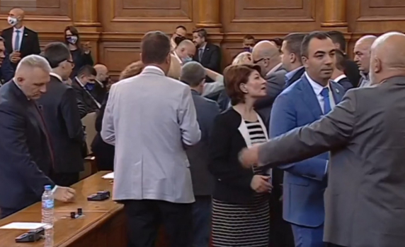 Бъркотия в парламента! Депутатите не знаят дали махнаха охраната на Гешев