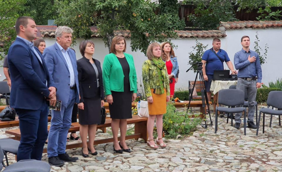 Нинова: Предците ни са могли да се обединят зад общ идеал. Можем и ние