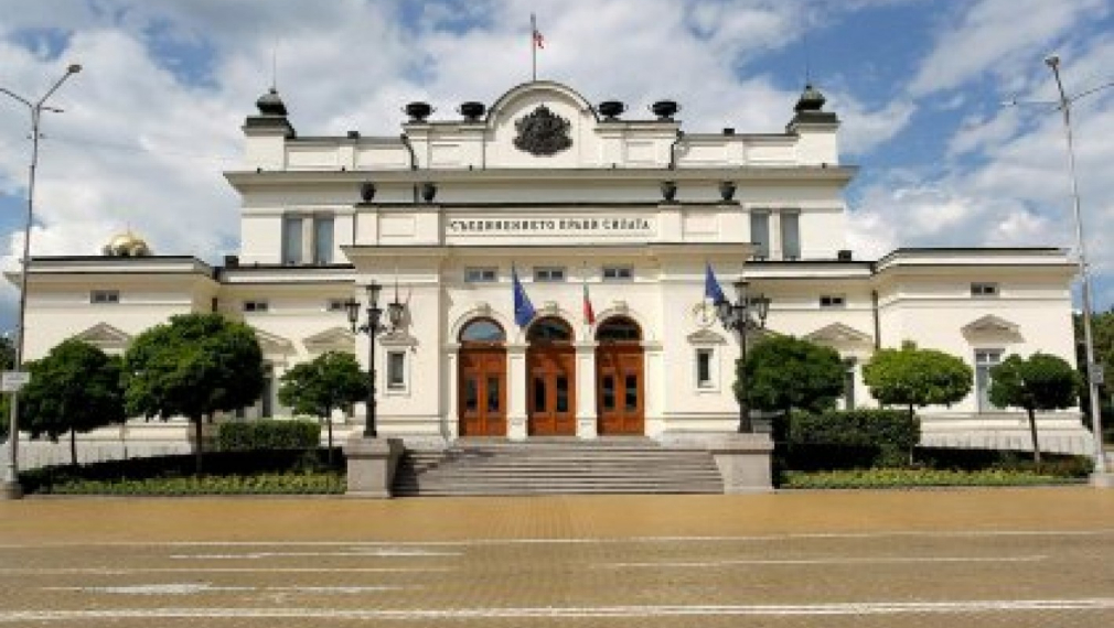 Парламентът заседава извънредно за актуализацията на бюджетите на НЗОК и ДОО