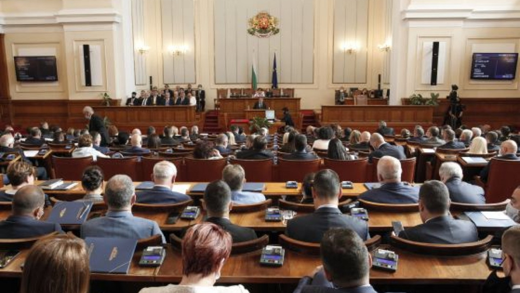 Минималната пенсия става 370 лв., парите за втората година майчинство - 650 лв.