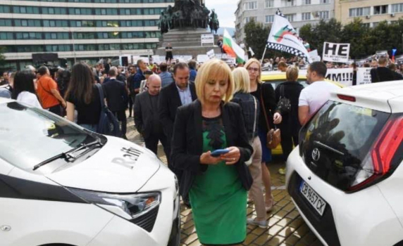Мая Манолова, Тошко Йорданов и петнайсетина депутати изгонени от протеста (снимки)