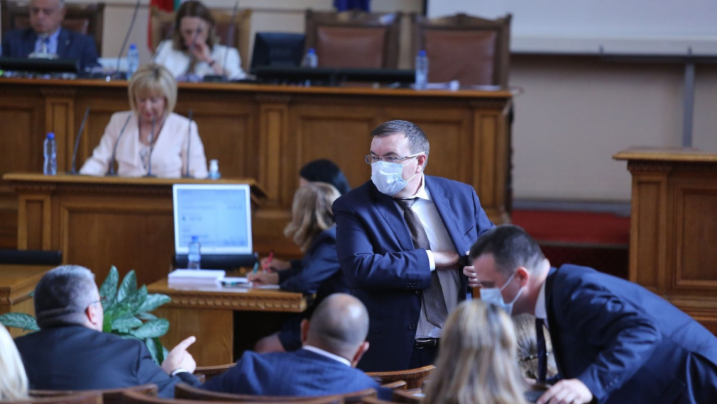 Спор в НС за парите на лекарите на първа линия, министърът изчезна от пленарната зала