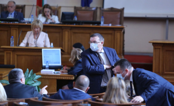 Спор в НС за парите на лекарите на първа линия, министърът изчезна от пленарната зала