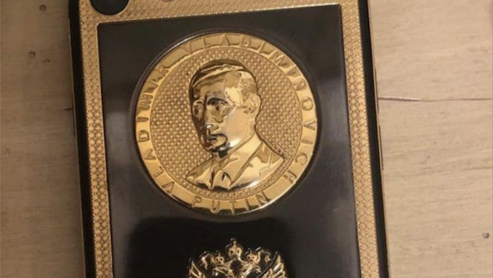 Брендо имал златен телефон с лика на Путин