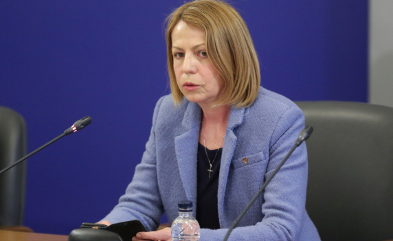 Фандъкова: Общинските училища в София са готови за присъствено обучение