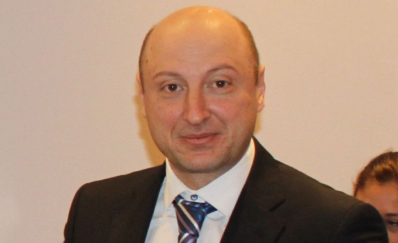 Министърът на финансите Белчев бил в дружество от черен списък за измами