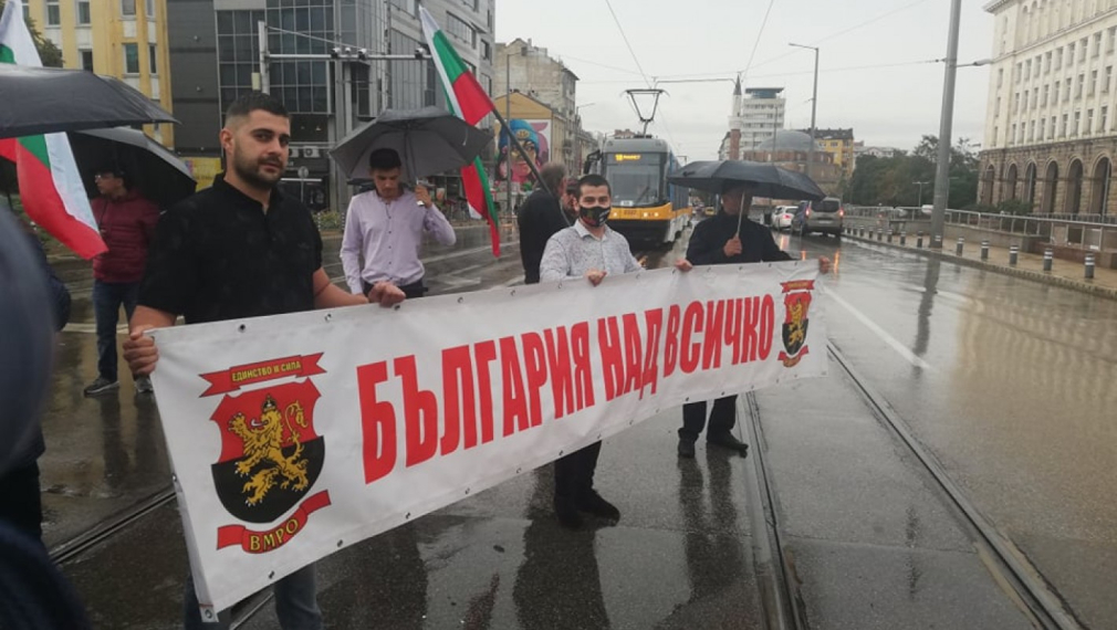 Изненадваща протестна акция на ВМРО блокира предупредително кръстовището на бул. „Т. Александров“ пред ЦУМ