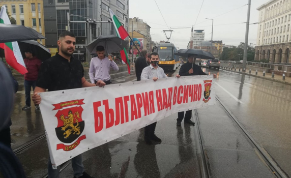 Изненадваща протестна акция на ВМРО блокира предупредително кръстовището на бул. „Т. Александров“ пред ЦУМ