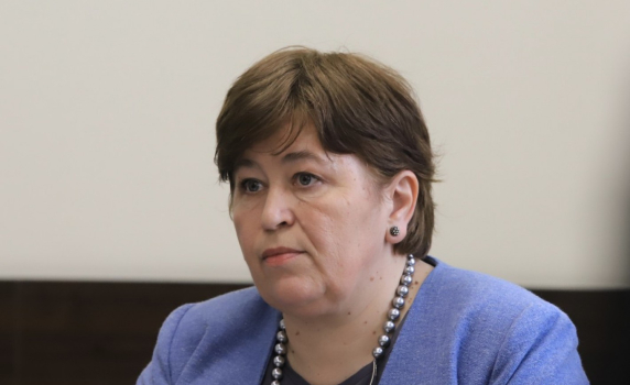 Министър Балтова: Правителството пуска томбола за ваксинирани, раздават таблети и часовници