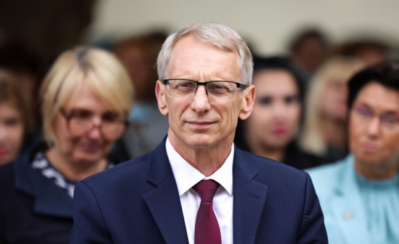 Денков: Има плавно нарастване на случаите на COVID в училищата