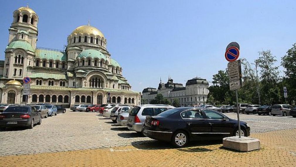 С един от малкото си актове 46-ото НС върнало правото на депутатите да паркират безплатно пред "Св. Александър Невски"