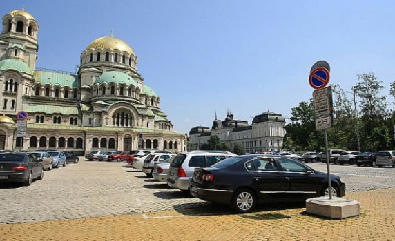 С един от малкото си актове 46-ото НС върнало правото на депутатите да паркират безплатно пред "Св. Александър Невски"