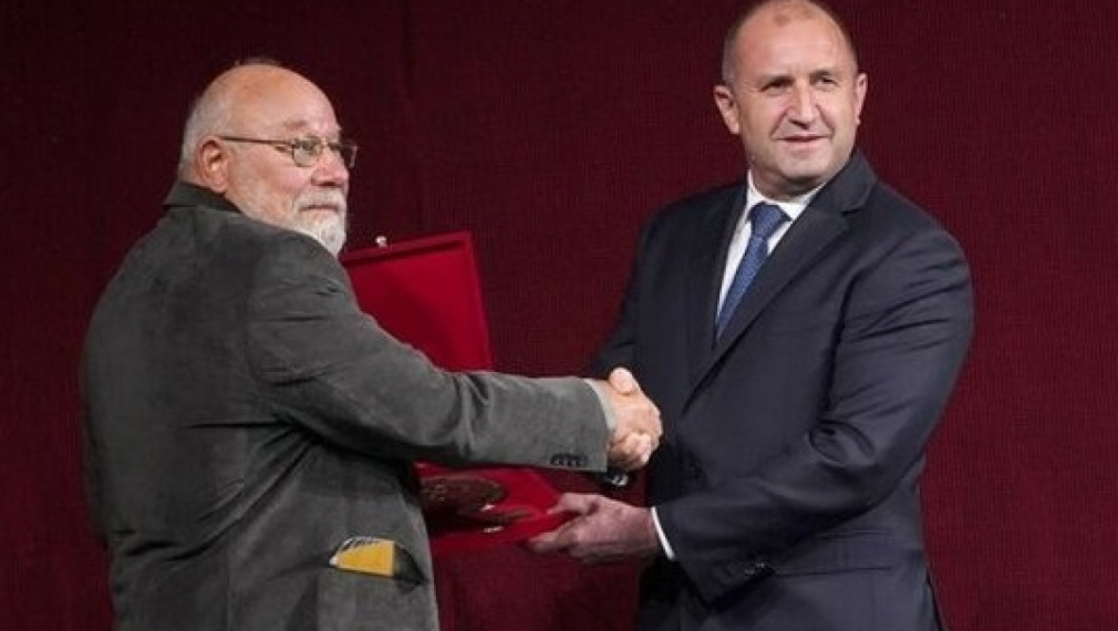 Президентът Радев връчи на Владимир Зарев наградата за духовен принос на името на Иван Вазов