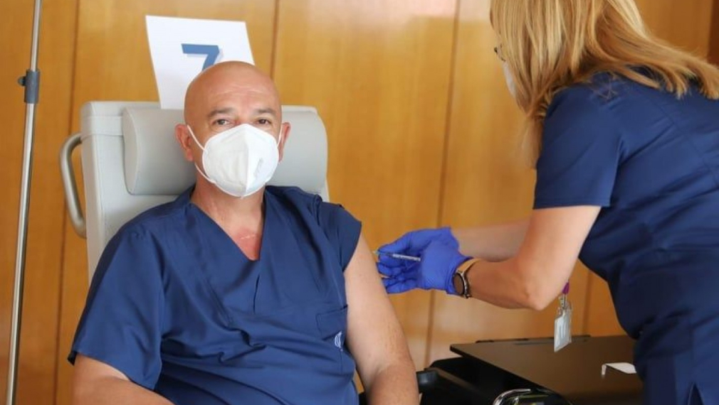 Проф. Мутафчийски си постави трета игла от ваксината срещу Covid