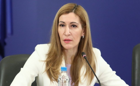 Николина Ангелкова недУпОстимо лиши туроператори от помощи 