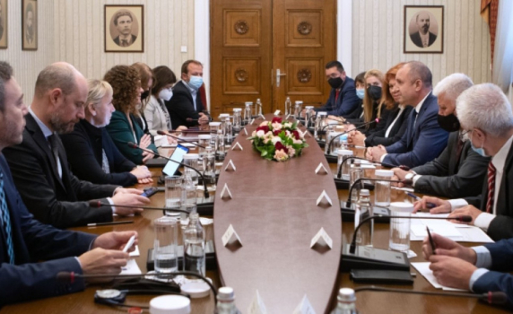 Радев: ЕС трябва да е ангажиран с борбата срещу корупцията и отстояването на демокрацията в България