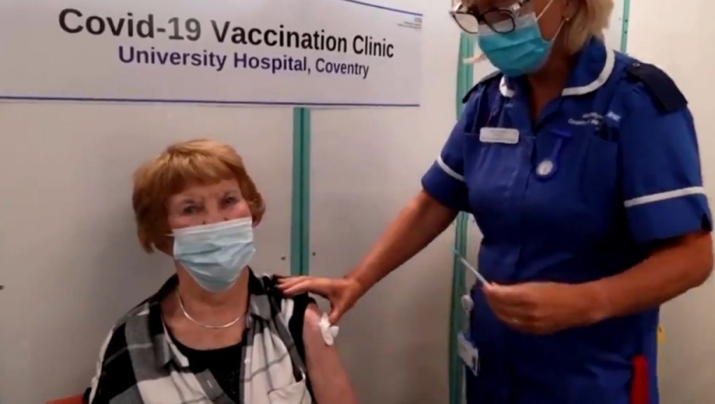 Първата ваксинирана жена в света с Pfizer получи трета доза (видео)