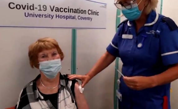 Първата ваксинирана жена в света с Pfizer получи трета доза (видео)