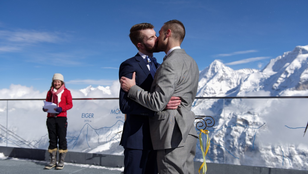 Швейцарците подкрепиха гей браковете и отхвърлиха по-ниски данъци за бедните