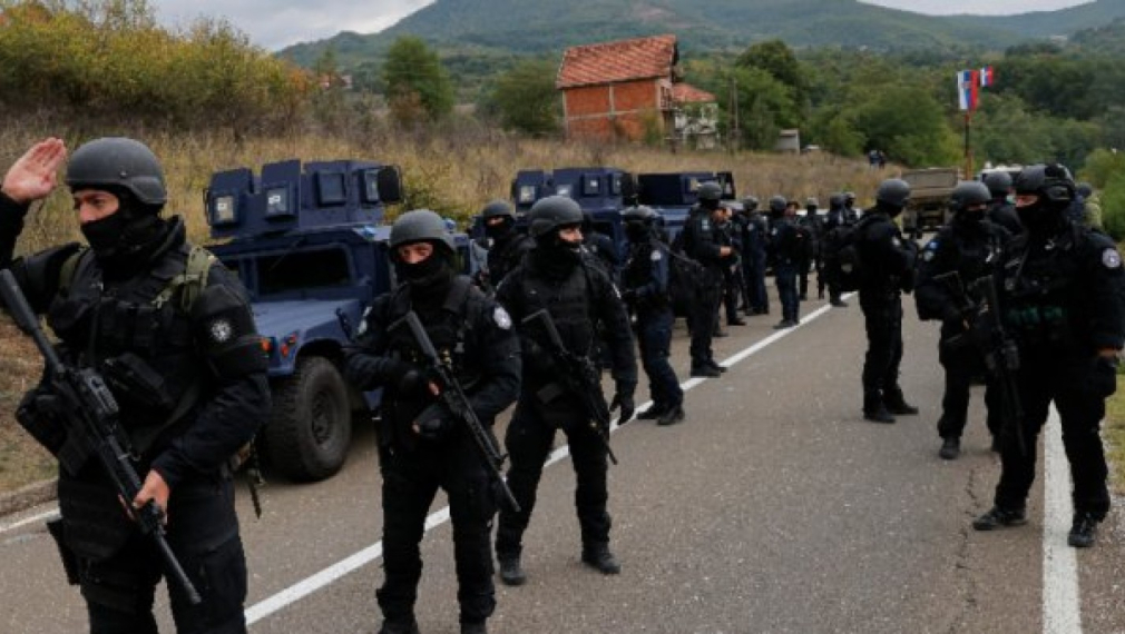 Сърбия изкара БТР, изтребители и хеликоптери на границата с Косово