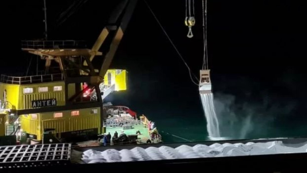 Разтоварването на заседналия кораб започна с разсипване на азотния тор в морето