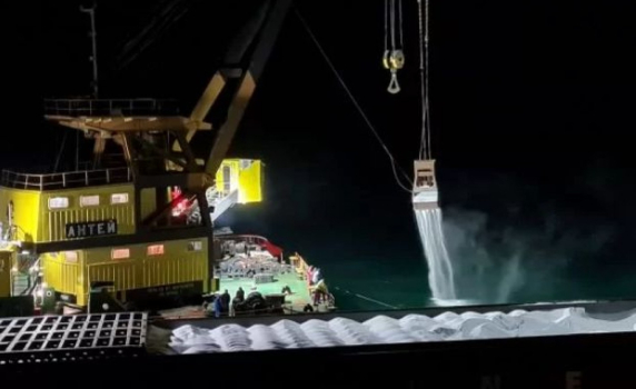 Разтоварването на заседналия кораб започна с разсипване на азотния тор в морето