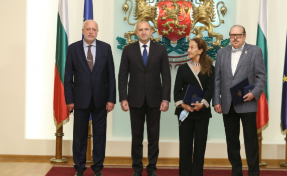 Защо Радев удостои с Почетния знак на президента Агент Тенев
