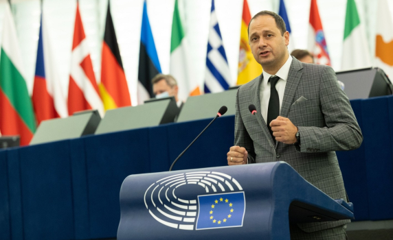 Използване на изкуствен интелект от полицията: Европарламентът се противопоставя на масовото наблюдение