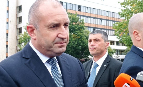 Радев отговори на Панов: Аз съм човек на дълга