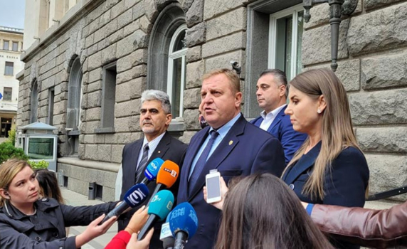 Кандидатпрезидентската двойка на ВМРО доц. Милен Михов и Мария Цветкова се регистрира в ЦИК
