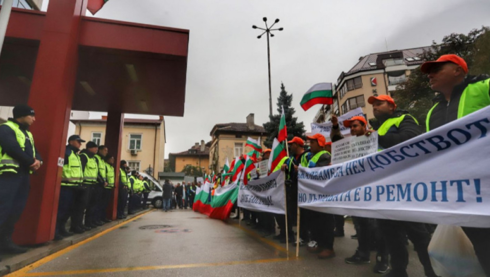 Пътностроителният бранш протестира пред регионалното министерство