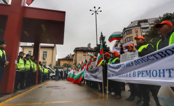 Пътностроителният бранш протестира пред регионалното министерство