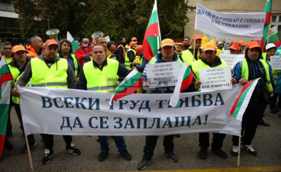 Министър Комитова не се яви на срещата с пътните строители, искат оставката ѝ