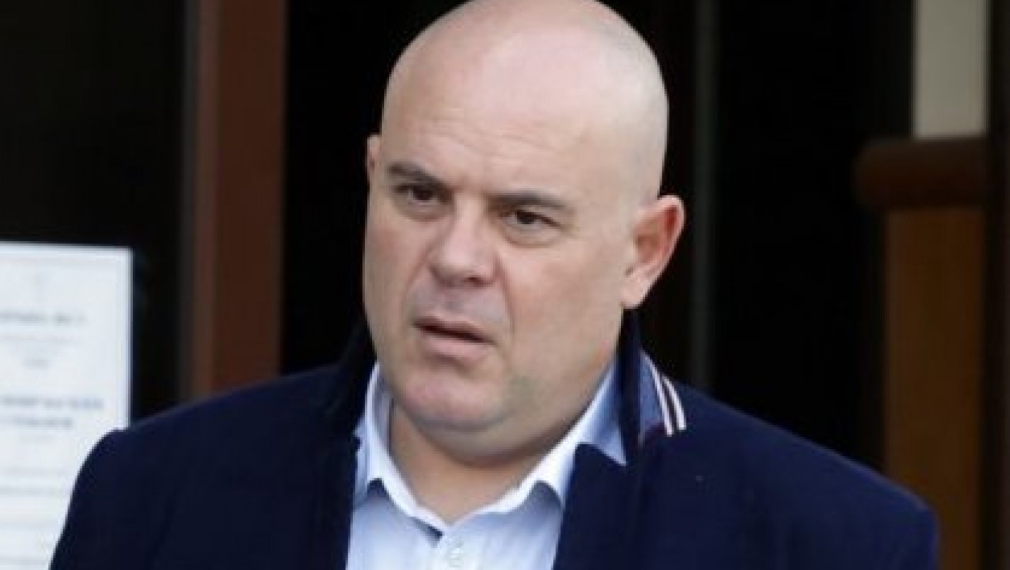 Гешев сезира КС за изземването на активите на Бюрото по защита