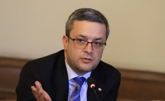 Тома Биков: Кой има полза от катастрофата в "Демократична България" – ГЕРБ или „Продължаваме промяната”