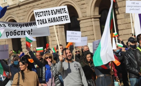 Протест срещу високите цени на тока, държавата с ангажимент за финансови компенсации