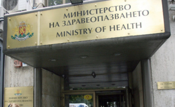 Медици от Спешна помощ и Covid отделения на протест пред МЗ