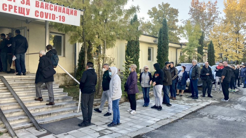  Опашка за ваксини в столичната УМБАЛ "Света Анна" 