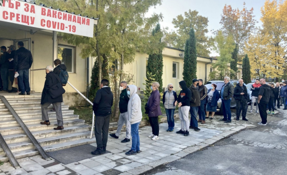  Опашка за ваксини в столичната УМБАЛ "Света Анна" 