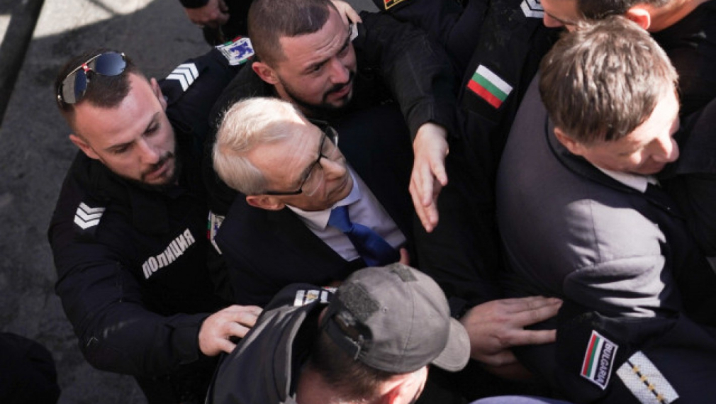 Протестиращи нападнаха министър Денков пред Министерски съвет