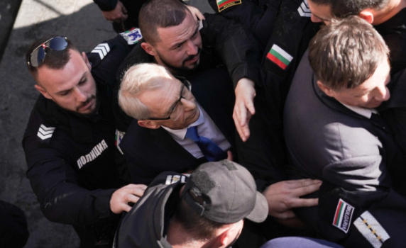 Протестиращи нападнаха министър Денков пред Министерски съвет