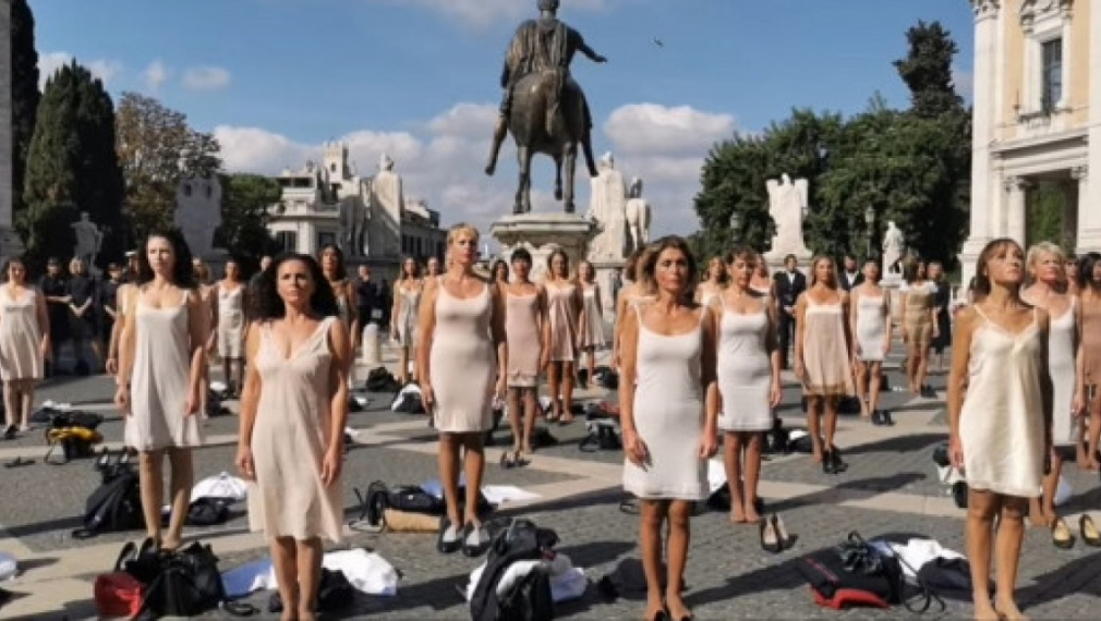 Бившите стюардеси на Alitalia събличат униформите в знак на протест (видео)