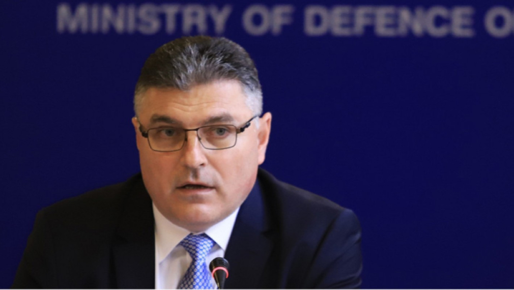 Министър Панайотов призова армията да се ваксинира срещу Covid